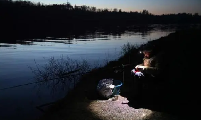 Full-color night vision device helps you fish at night and get a lot of rewards